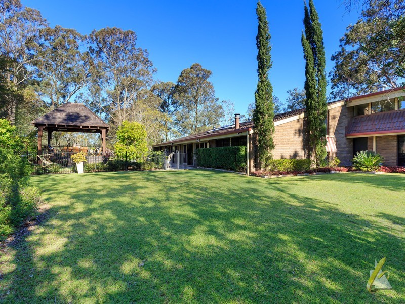 83 Tristania Rd, Chapel Hill QLD 4069