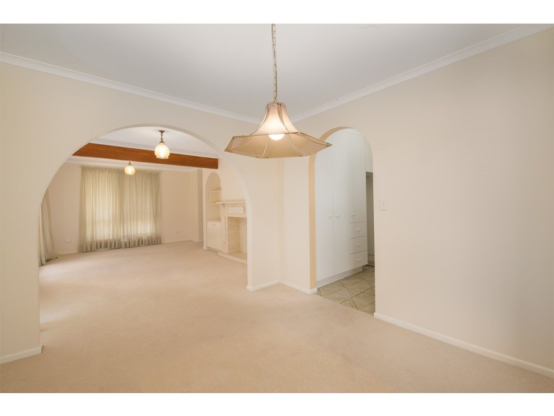 15 Ludlow St, Chapel Hill QLD 4069