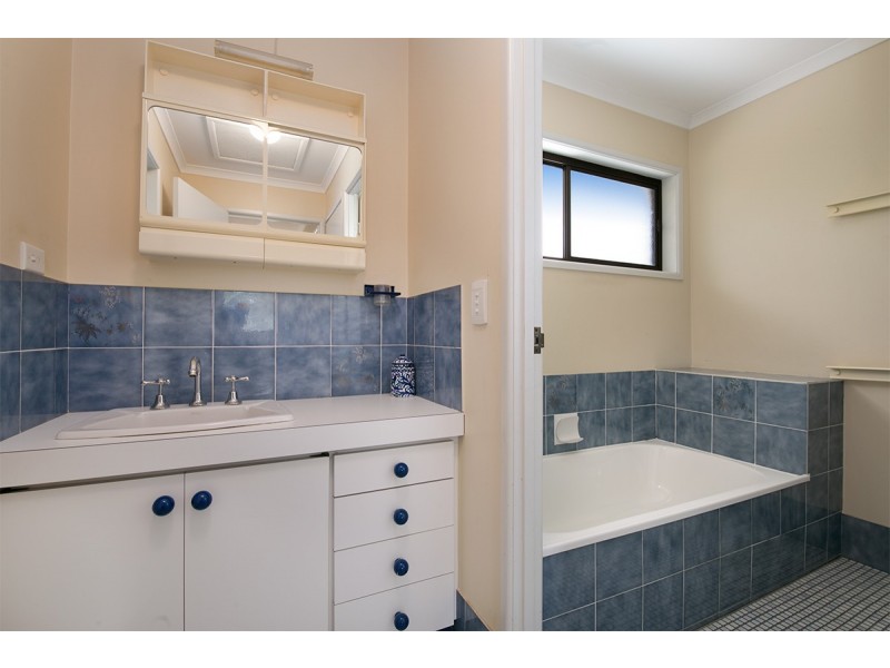 15 Ludlow St, Chapel Hill QLD 4069