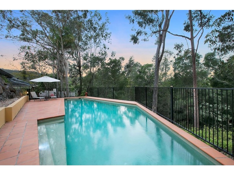 3 Camborne Place, Chapel Hill QLD 4069