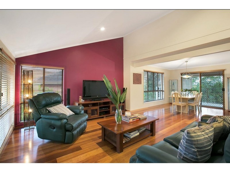 3 Camborne Place, Chapel Hill QLD 4069