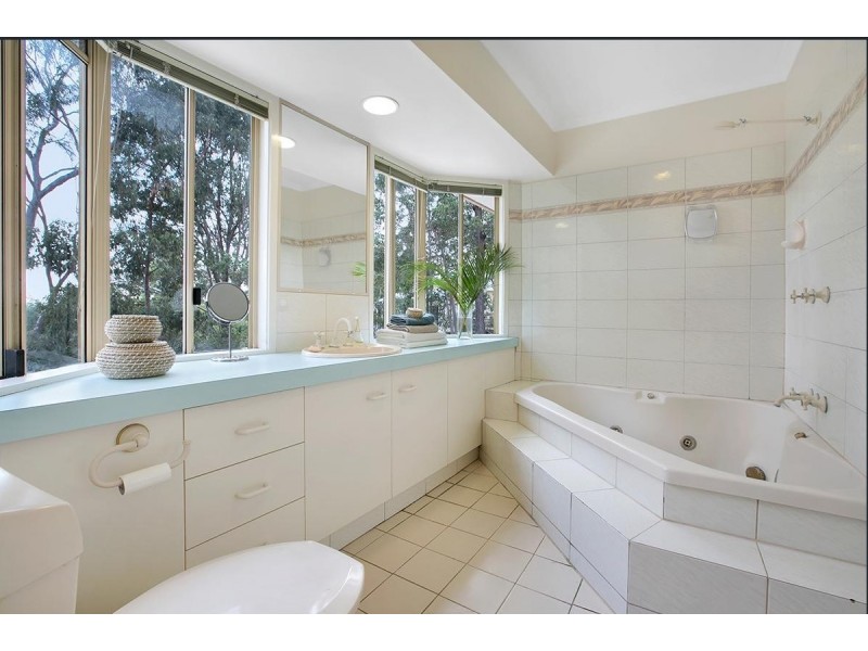 3 Camborne Place, Chapel Hill QLD 4069