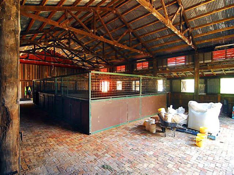 100 Waverley Road, Lake Manchester QLD 4306