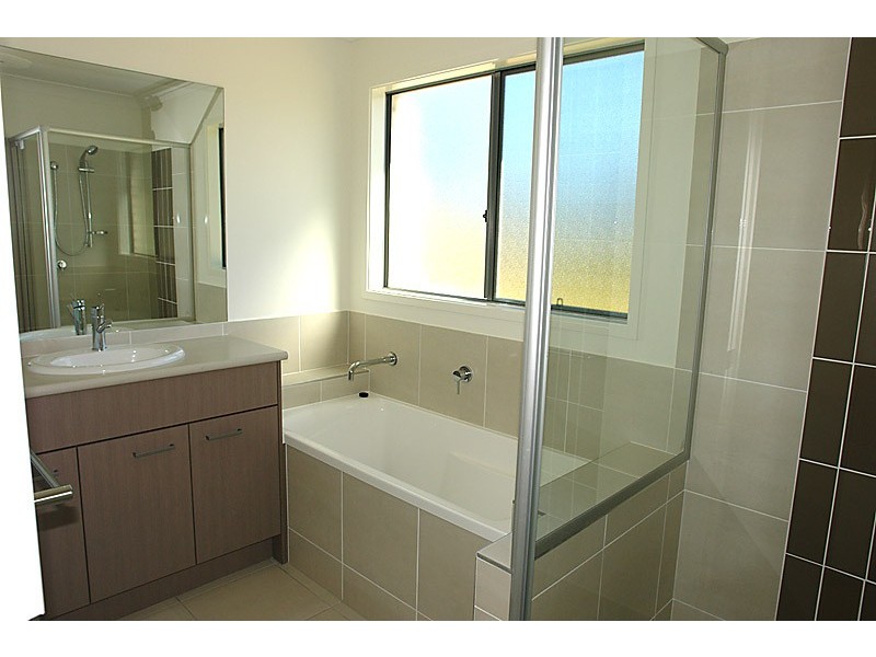 16 Nara Street, Kenmore QLD 4069