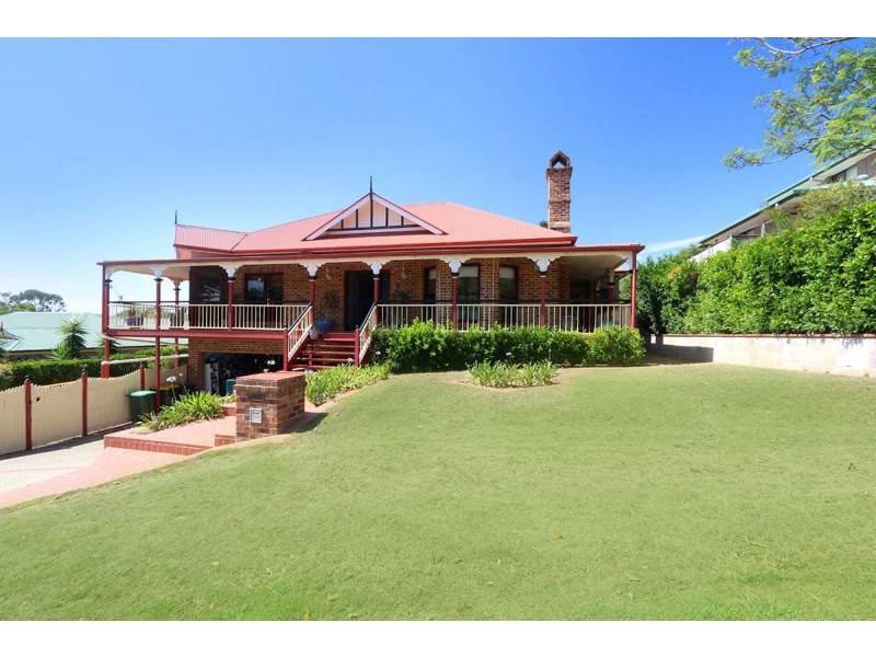 35 Hakea Crescent, Chapel Hill QLD 4069