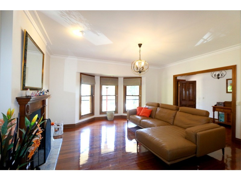 35 Hakea Crescent, Chapel Hill QLD 4069