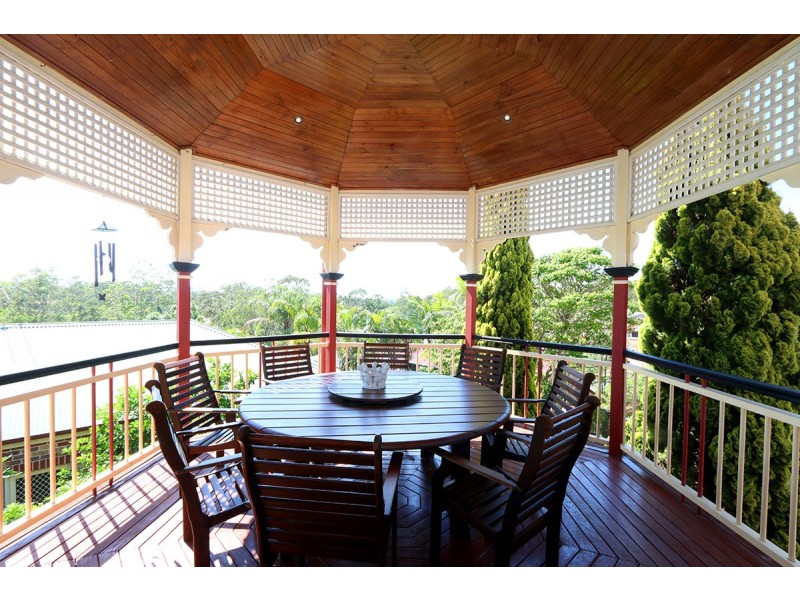 35 Hakea Crescent, Chapel Hill QLD 4069