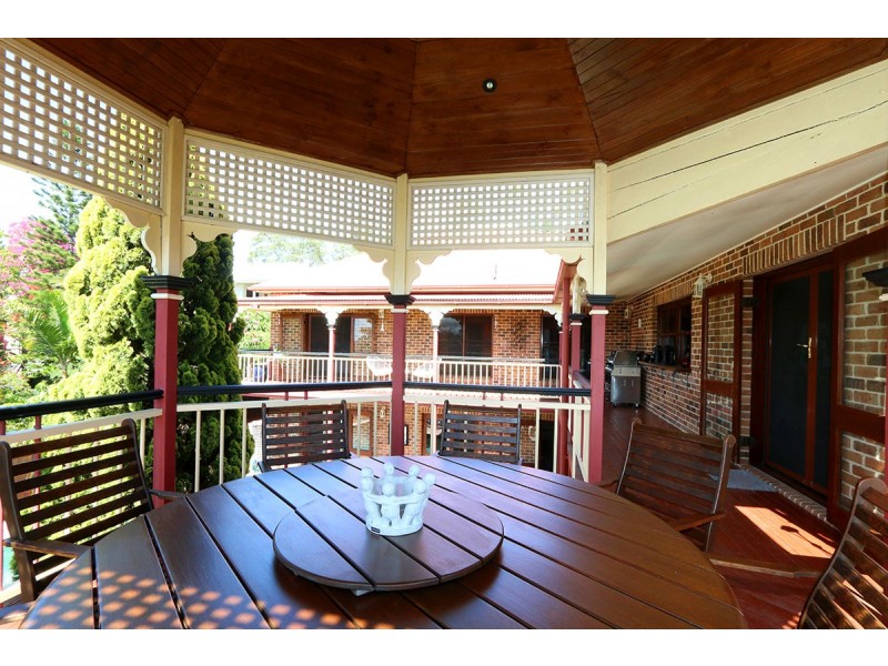 35 Hakea Crescent, Chapel Hill QLD 4069