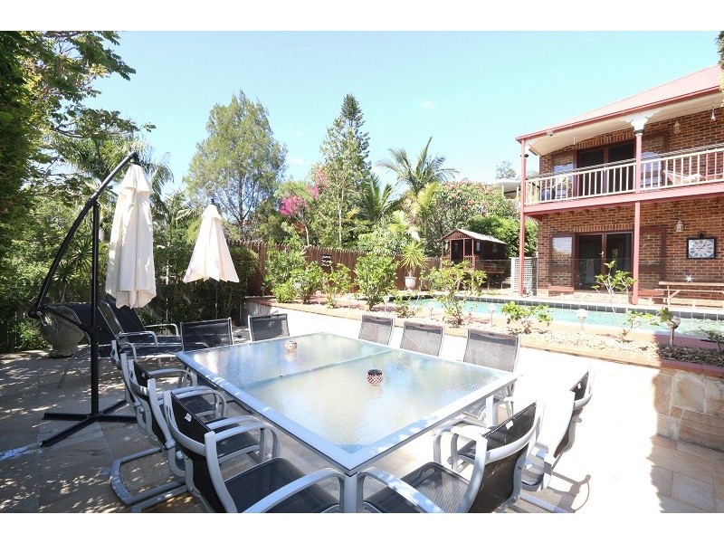 35 Hakea Crescent, Chapel Hill QLD 4069