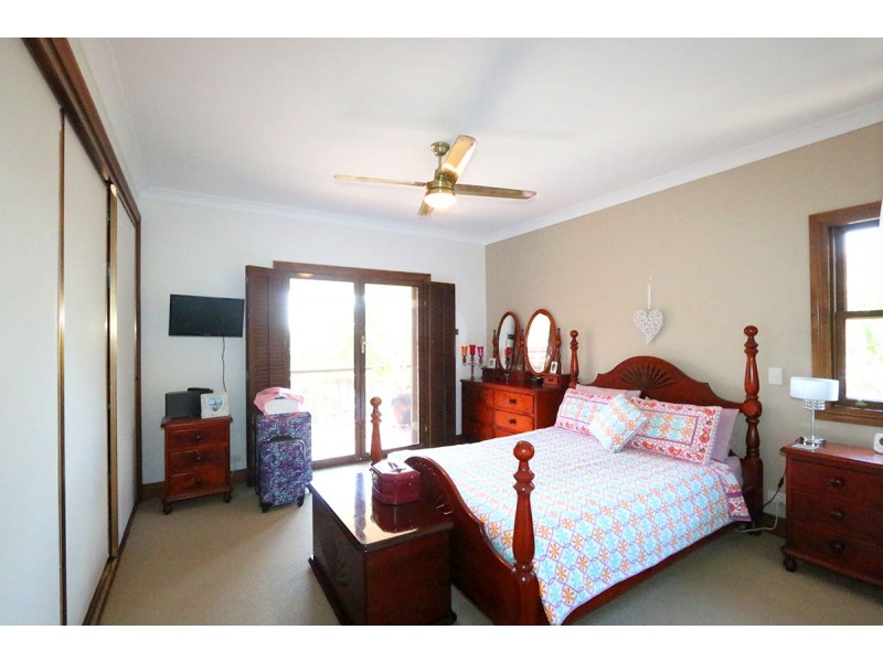 35 Hakea Crescent, Chapel Hill QLD 4069