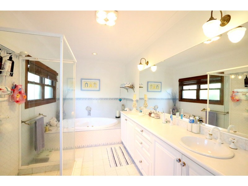 35 Hakea Crescent, Chapel Hill QLD 4069