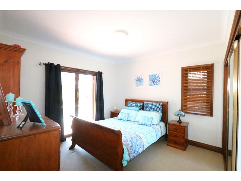 35 Hakea Crescent, Chapel Hill QLD 4069