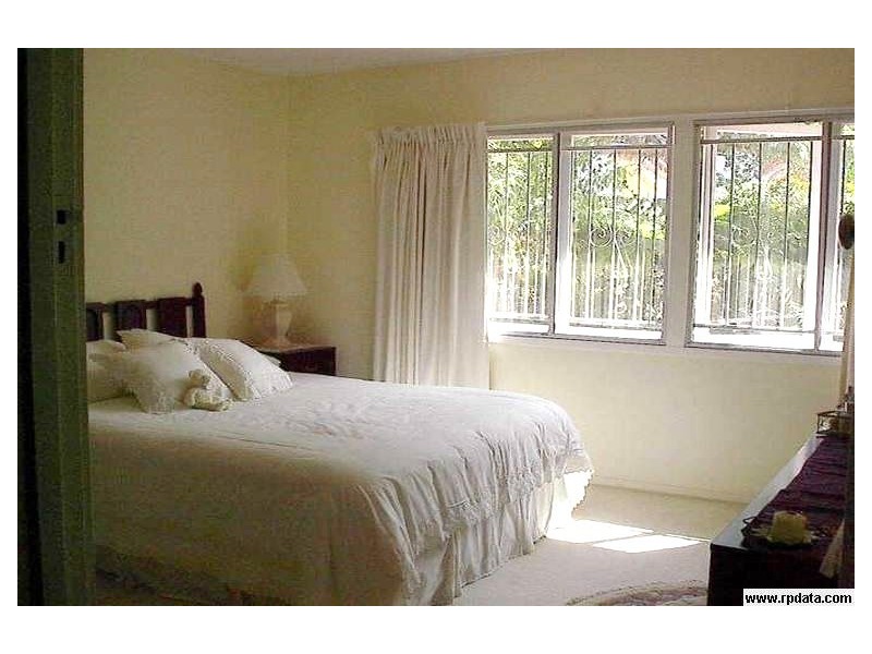 8 Gleneagle Street, Kenmore QLD 4069