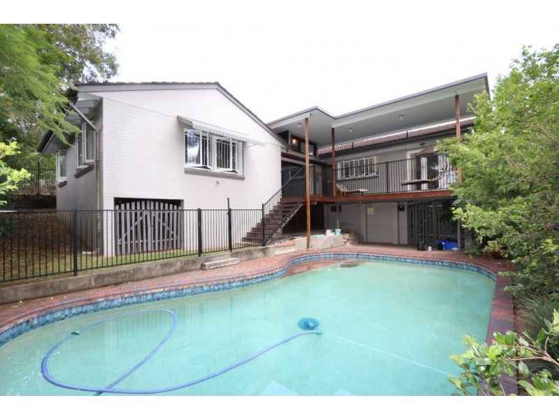 10 Harvard Street, Kenmore QLD 4069