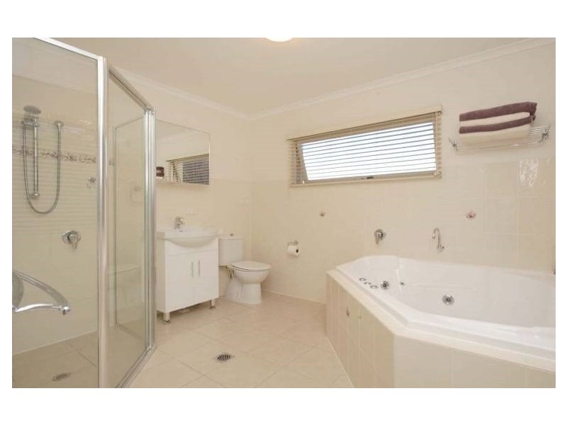 55 Kilkivan Avenue, Kenmore QLD 4069