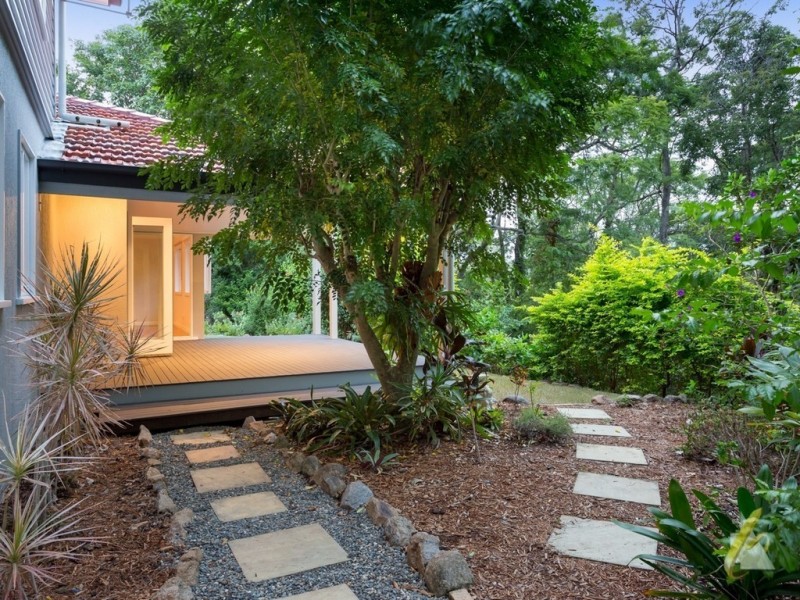 24 Burbong Street, Chapel Hill QLD 4069