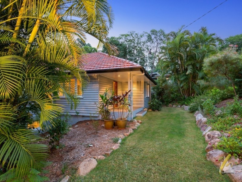 24 Burbong Street, Chapel Hill QLD 4069