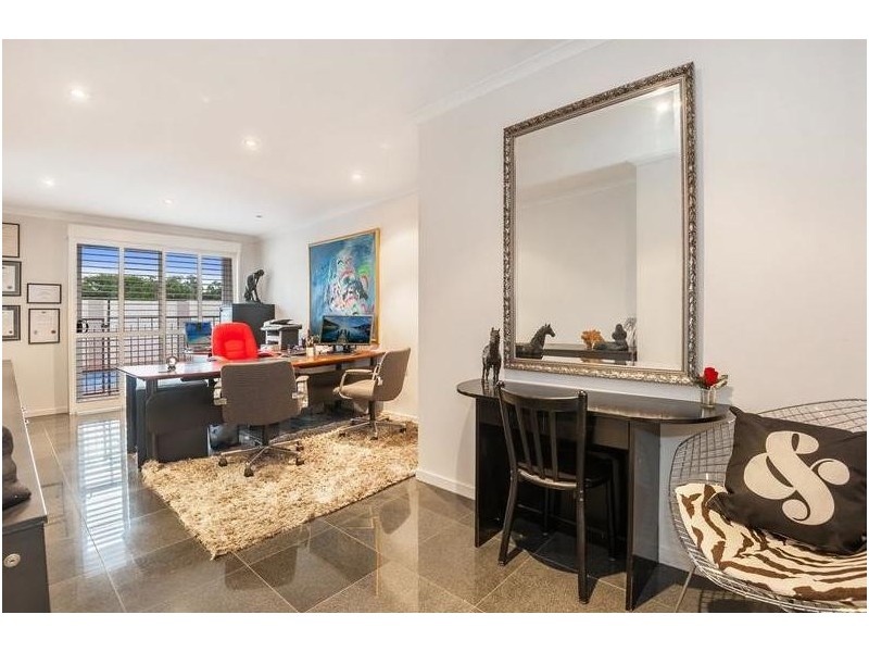 10 Roxburgh Street, Kenmore QLD 4069