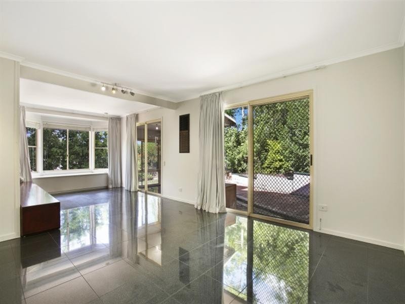 10 Roxburgh Street, Kenmore QLD 4069