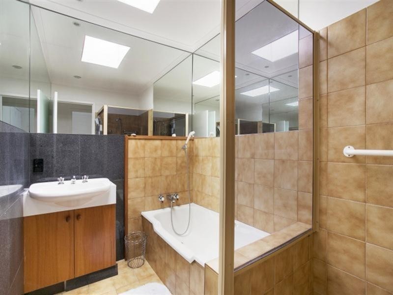 10 Roxburgh Street, Kenmore QLD 4069