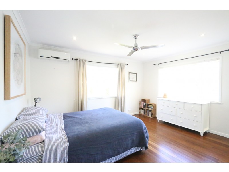 8 Sutling Street, Chapel Hill QLD 4069