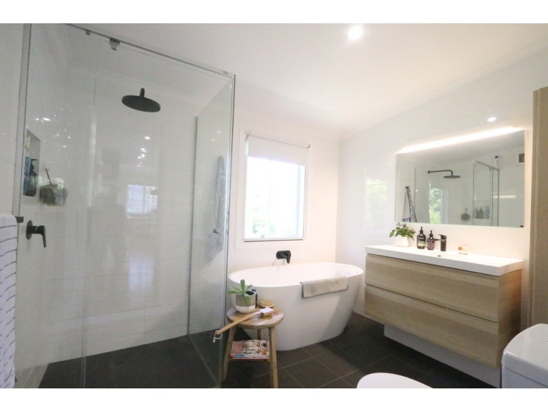 8 Sutling Street, Chapel Hill QLD 4069