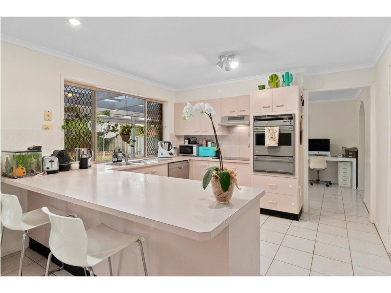 27 Tangmere Street, Chapel Hill QLD 4069