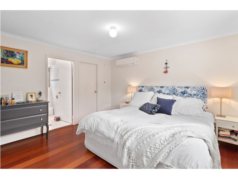 27 Tangmere Street, Chapel Hill QLD 4069