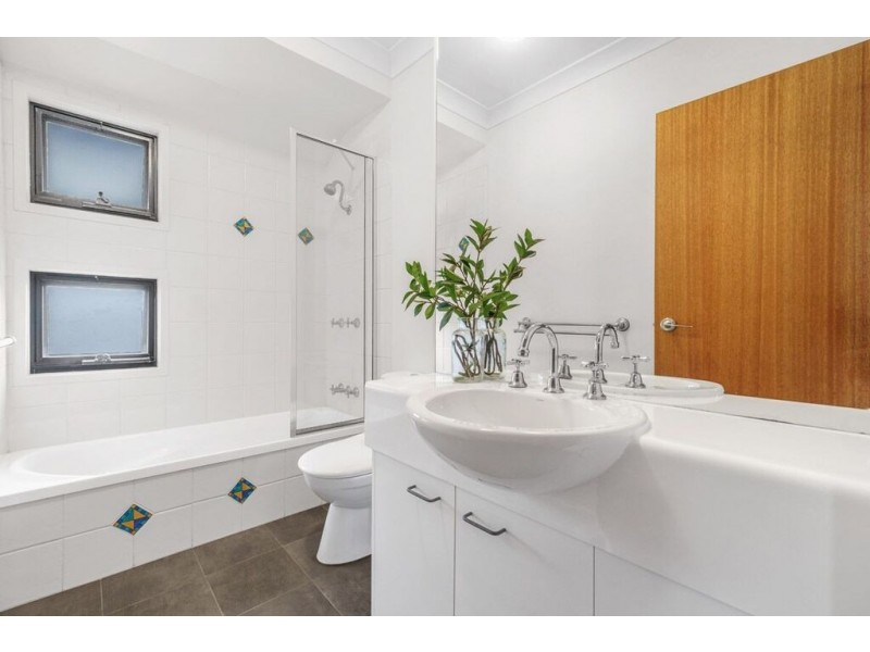 8a Rennie Street, Indooroopilly QLD 4068