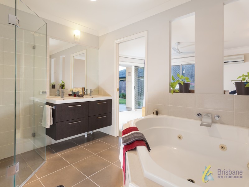 4 Doncaster Pl, Forest Lake QLD 4078