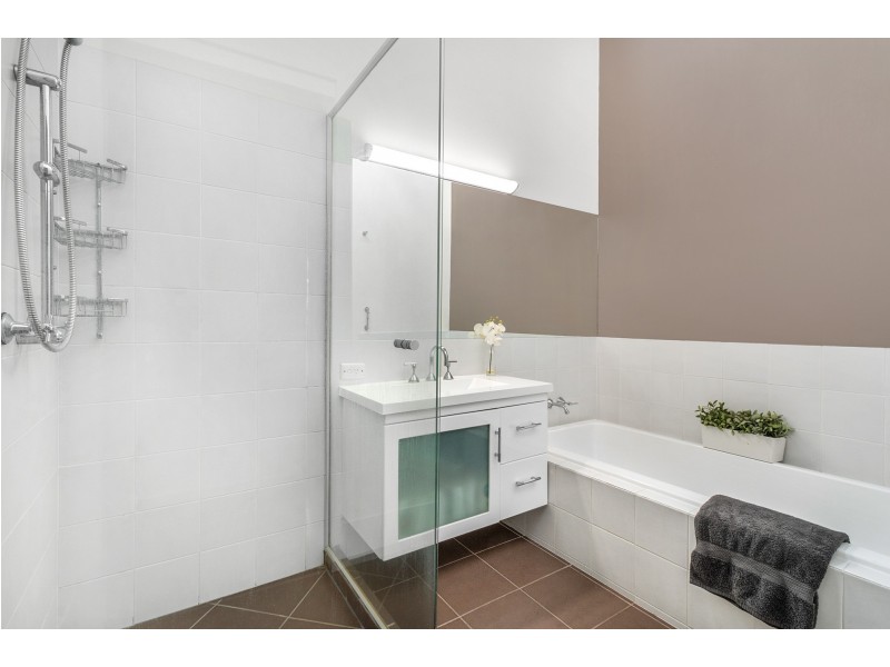 16 Valleybrook Street, Kenmore Hills QLD 4069