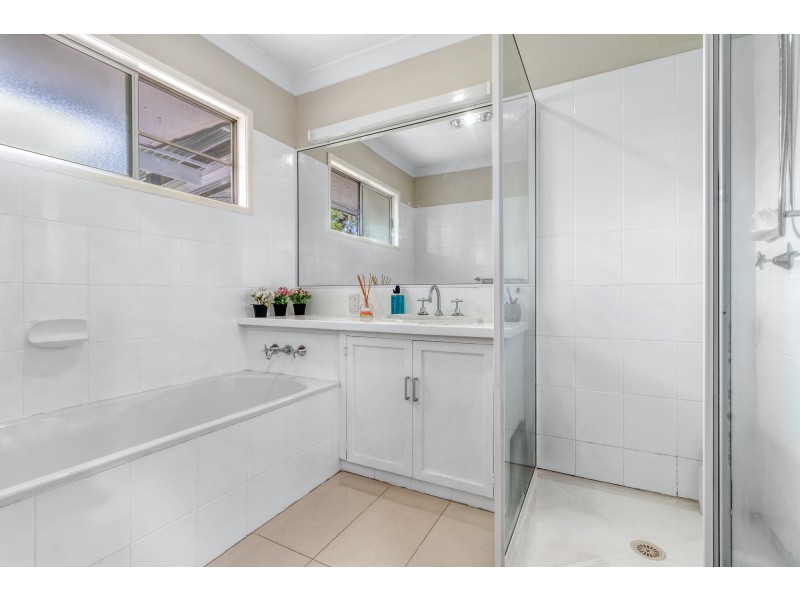 8 Tad Street, Kenmore QLD 4069