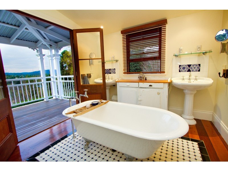 218 Moons Lane, Brookfield QLD 4069