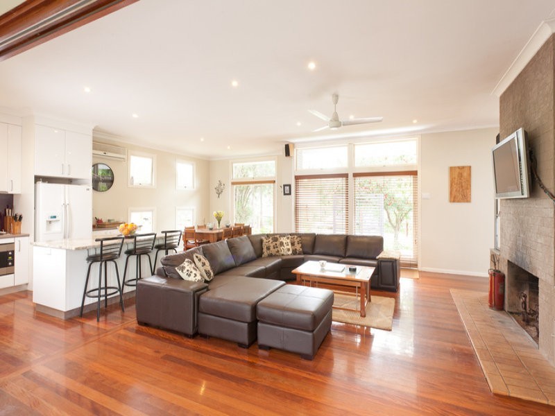 6 Deerhurst Road, Brookfield QLD 4069