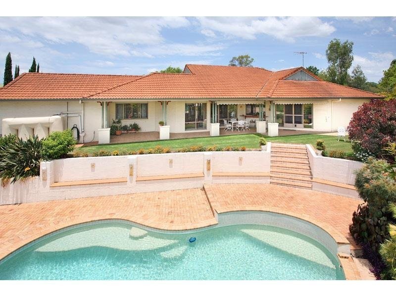 11 Preston Place, Brookfield QLD 4069