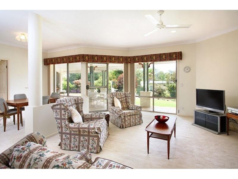 11 Preston Place, Brookfield QLD 4069