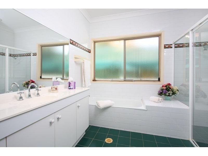 11 Preston Place, Brookfield QLD 4069