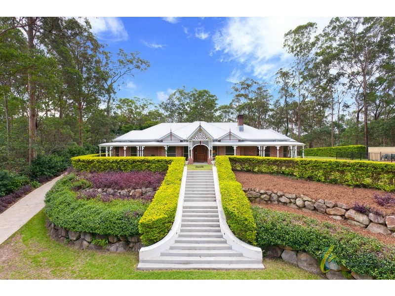 18 Hillcrest Place, Kenmore Hills QLD 4069