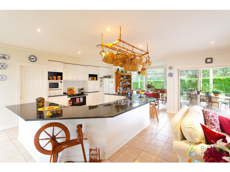 18 Hillcrest Place, Kenmore Hills QLD 4069