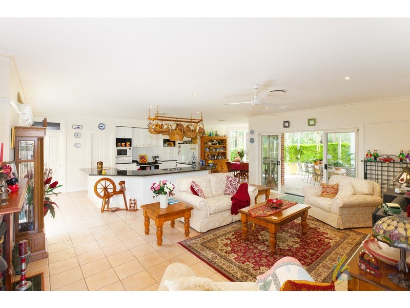 18 Hillcrest Place, Kenmore Hills QLD 4069