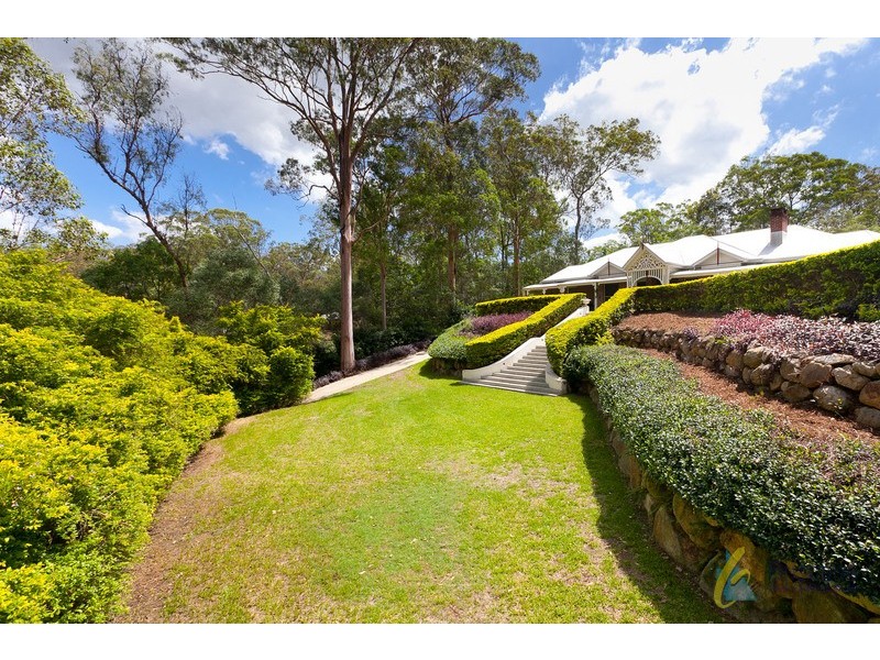 18 Hillcrest Place, Kenmore Hills QLD 4069