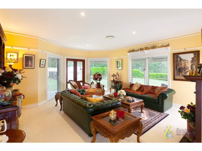 18 Hillcrest Place, Kenmore Hills QLD 4069