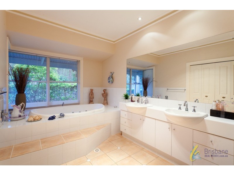 18 Hillcrest Place, Kenmore Hills QLD 4069