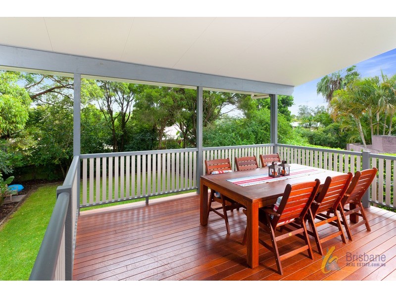 99 Englefield Rd, Oxley QLD 4075