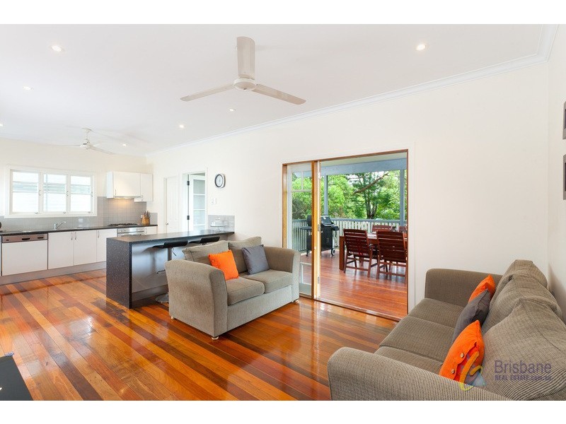 99 Englefield Rd, Oxley QLD 4075