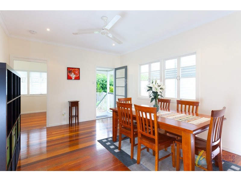 99 Englefield Rd, Oxley QLD 4075