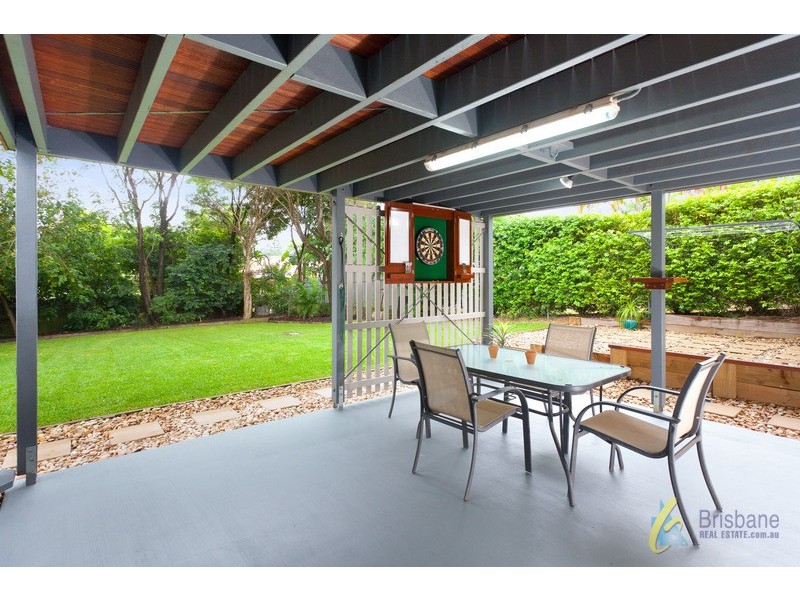 99 Englefield Rd, Oxley QLD 4075