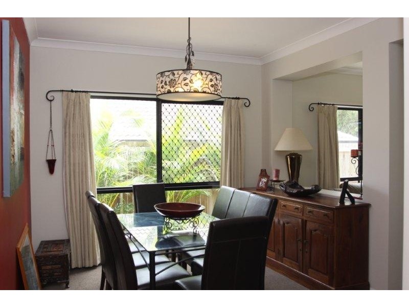 2 Evergreen Close, Kenmore QLD 4069
