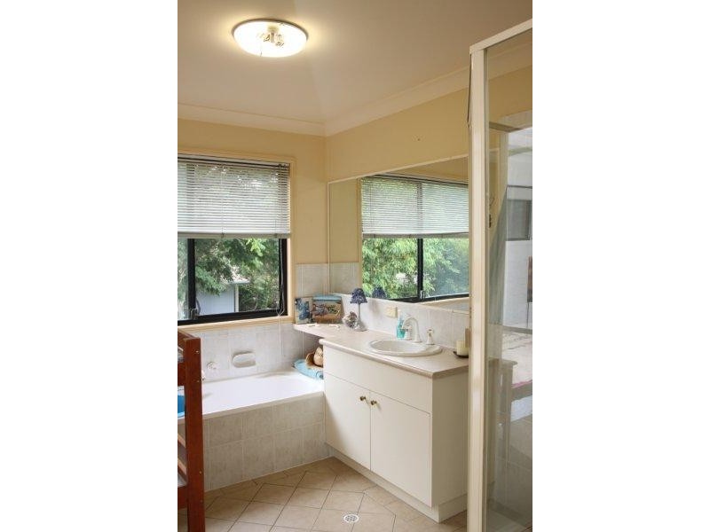 2 Evergreen Close, Kenmore QLD 4069