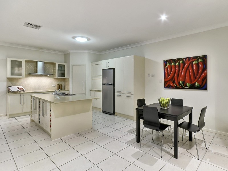 16 Robertson Place, Fig Tree Pocket QLD 4069